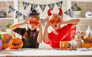 Halloween Kinder mit Kostümen